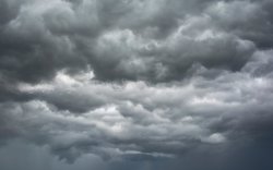 Времето в Кърджали: Ветровито и облачно