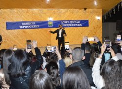 Черноочене на крака: Меди и Орхан Мурад взривиха празника, а кметът обеща нов облик на центъра