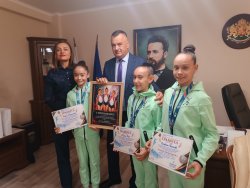Световни вицешампионки, но без зала: &bdquo;Сребърните момичета&ldquo; от Кърджали търсят къде да тренират