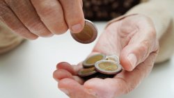Издирват извършител на кражба от кафе машина в село Енчец