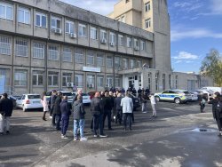 Претърсват дома на кмета на Кърджали Ерол Мюмюн, активисти и местната власт се събраха пред полицията