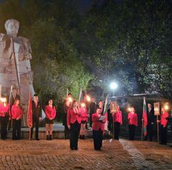 Факли огряха Кърджали: СУ &bdquo;П. Р. Славейков&ldquo; премина в традиционно шествие за Деня на будителите